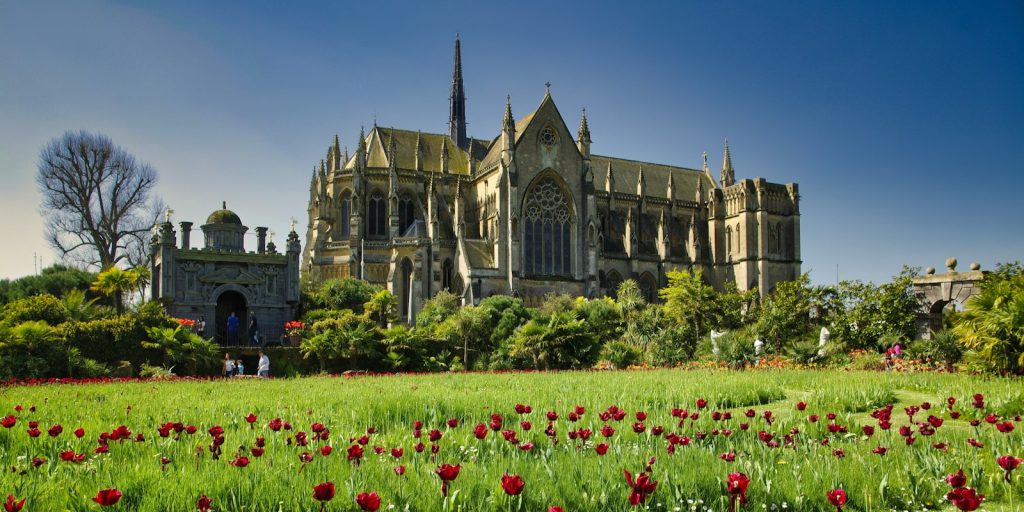 Arundel Cathedral sett fra slottshagen med røde tulipaner, West Sussex