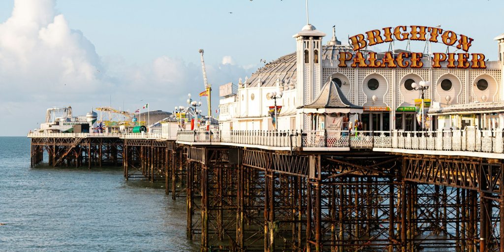 Brighton Palace Pier strekker seg ut i Den engelske kanal